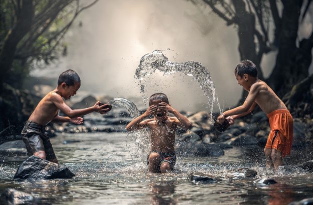 Enfants sous la pluie Enfants sous la pluie